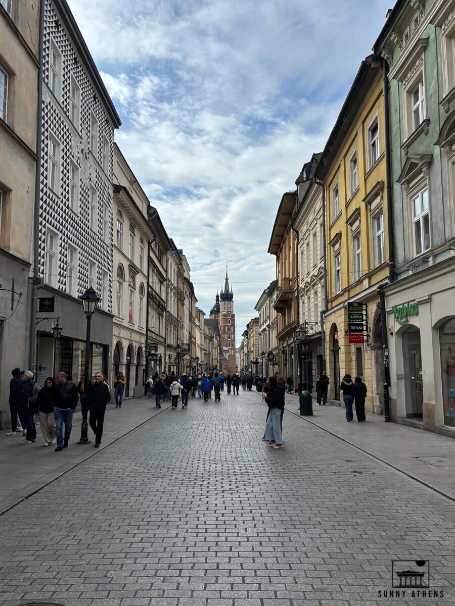 Krakow in 3 days: The pedestrian Florianska Street leading towards St. Mary's Basilica in Kraków.